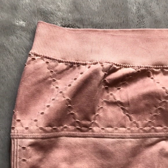 Fabletics Dusty Rose Pink Yogi Capris NWOT - Picture 3 of 4